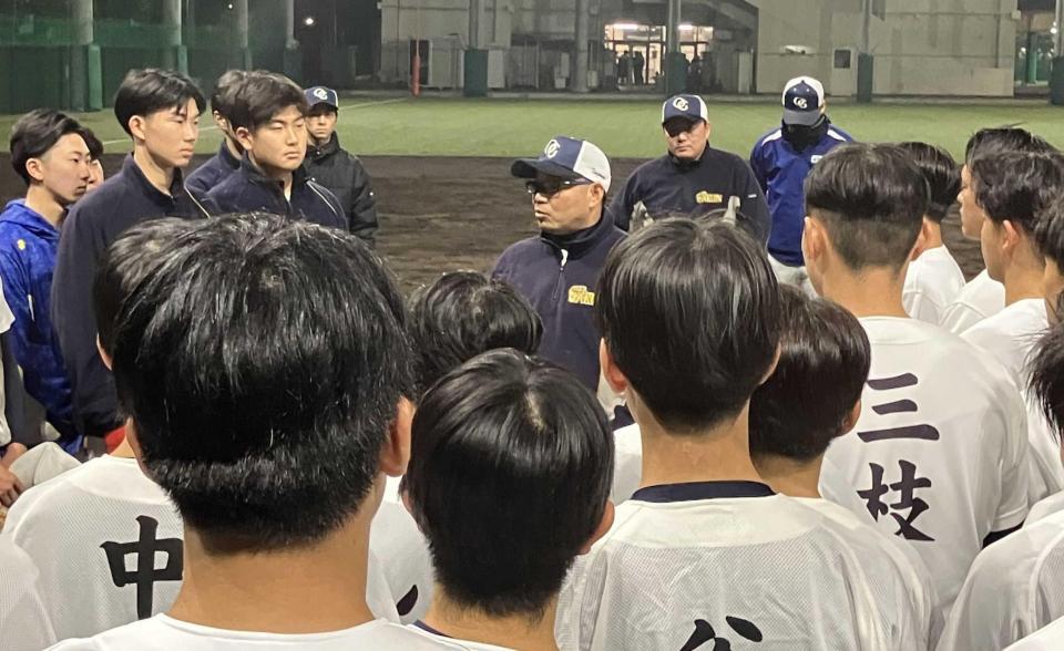 　円陣でナインに話する大院大高・辻盛監督（中央）
