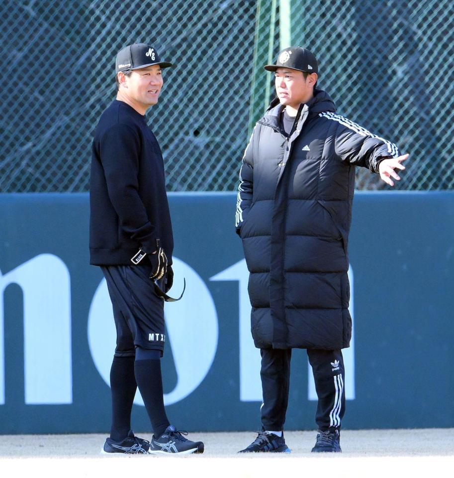 　内海コーチ（右）と会話を交わす田中将（撮影・伊藤笙子）