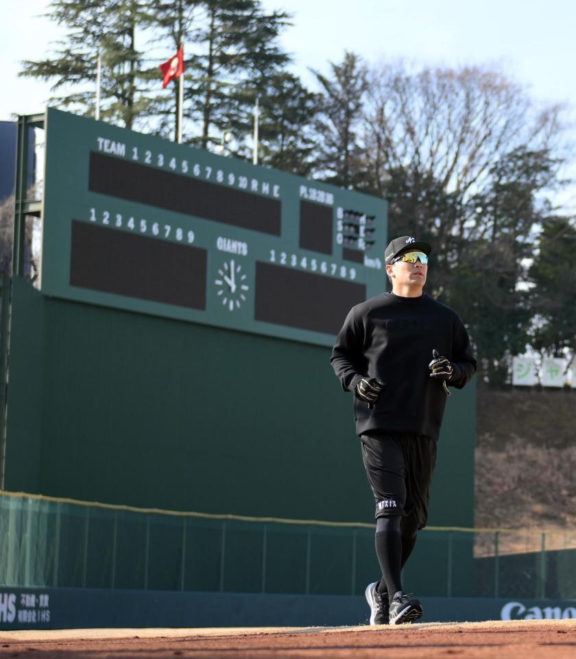 　ウオーミングアップをする田中将（撮影・伊藤笙子）