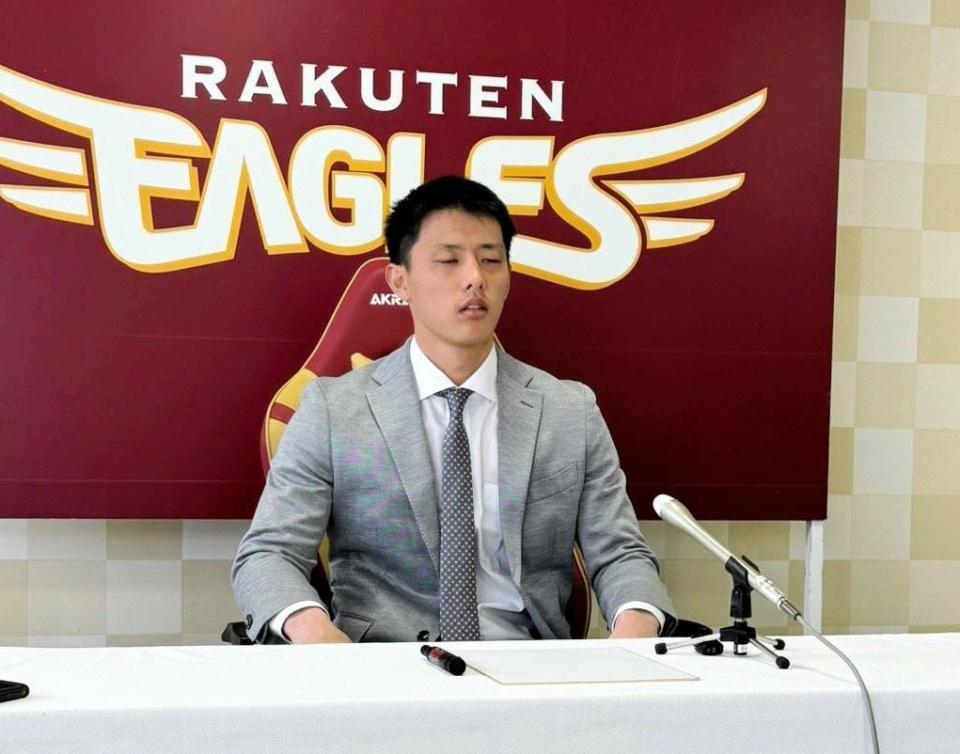 　契約更改交渉を終え、会見する辰己（撮影・松井美里）