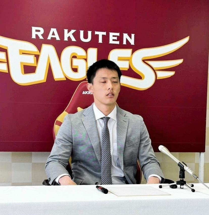 　契約更改交渉を終え、会見する辰己（撮影・松井美里）