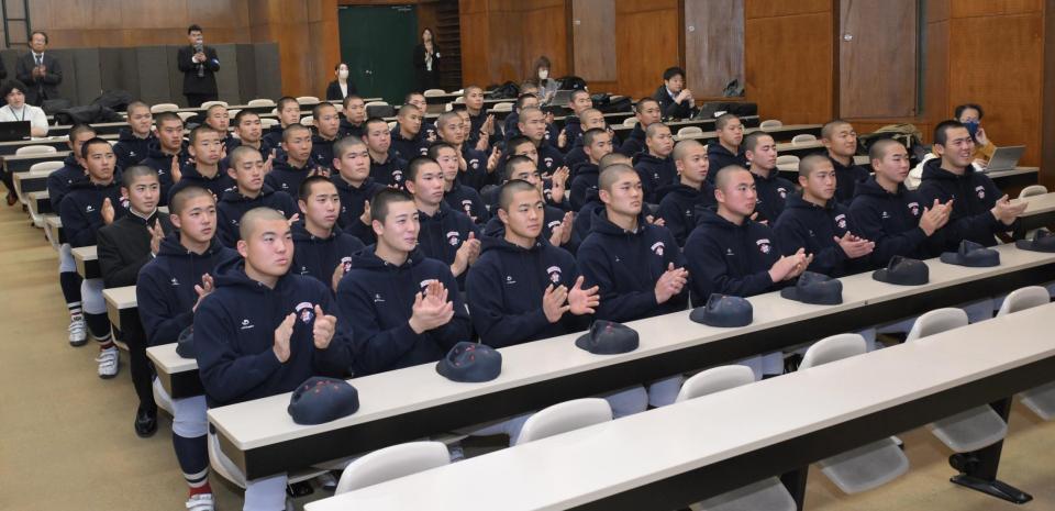 　２１世紀枠で横浜清陵が選ばれ、拍手を送る横浜ナイン（撮影・伊藤笙子）