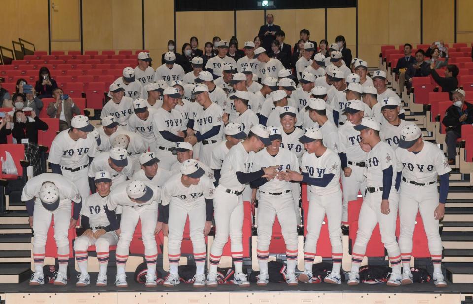 　喜ぶ東洋大姫路ナイン（撮影・石井剣太郎）