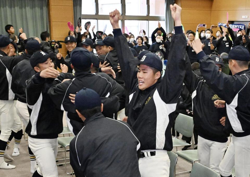 　２１世紀枠で初出場が決まり、喜ぶ壱岐の選手たち