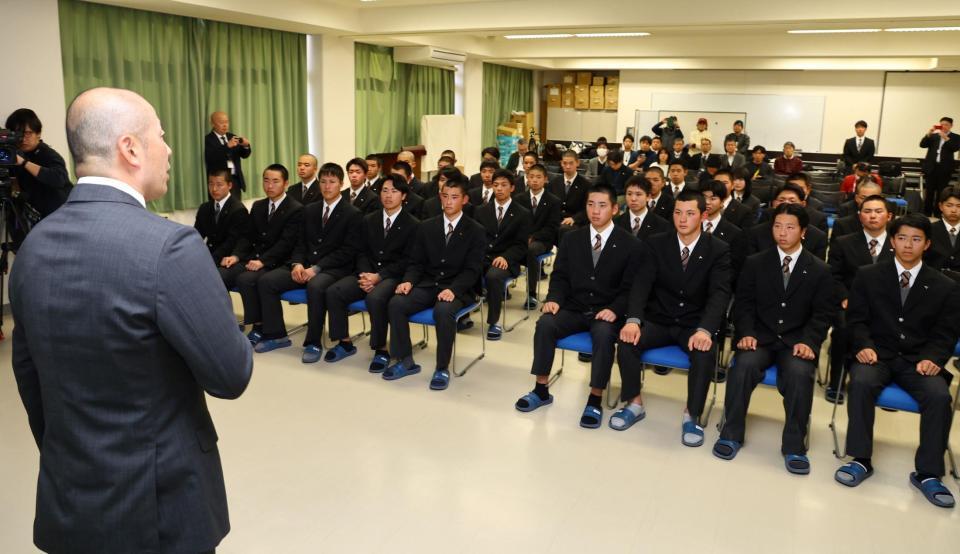 　２１世紀枠に選出されず、山城ナインは岸本馨一郎監督（左端）から声を掛けられる（撮影・山口登）