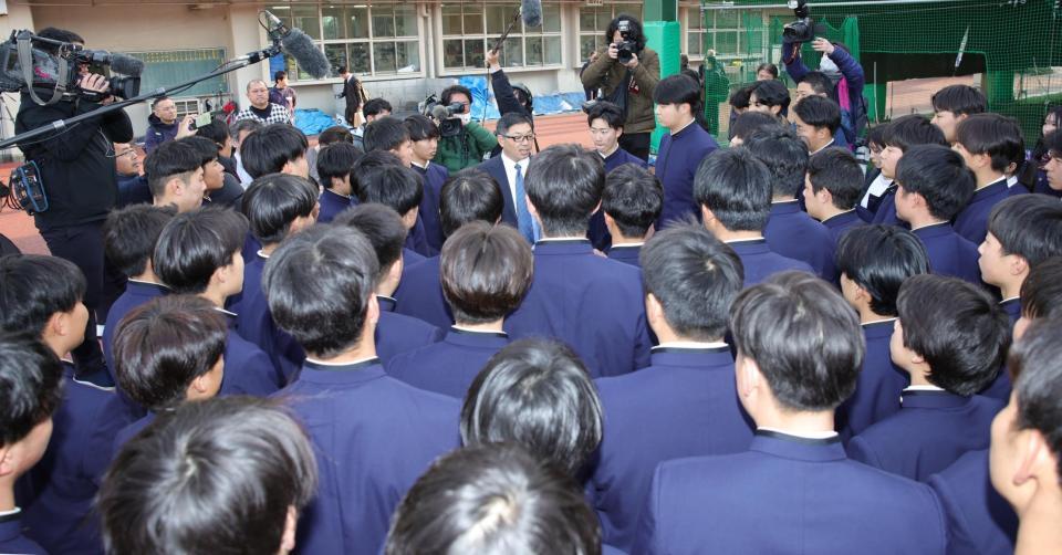 　辻盛監督（中央奥）からセンバツ出場ならずの報告を受ける大院大高ナイン（撮影・坂部計介）