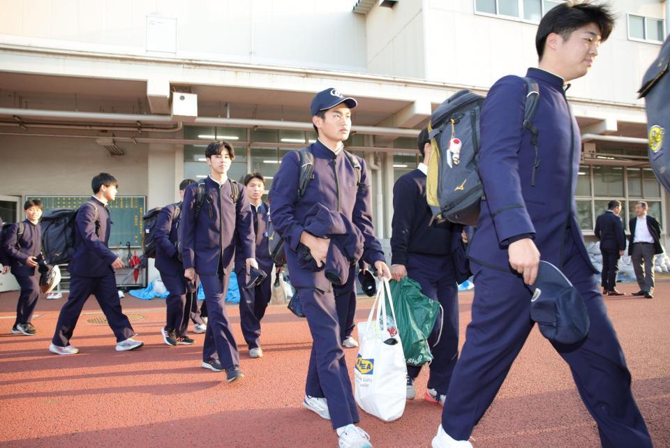 　センバツ出場が叶わなかったが、夏に向けて早速練習に向かう大高大高ナイン（撮影・坂部計介）