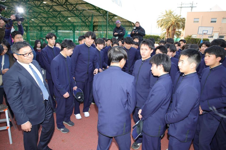 　センバツ出場ならず、ガックリの大院大高ナイン。左は辻盛監督（撮影・坂部計介）