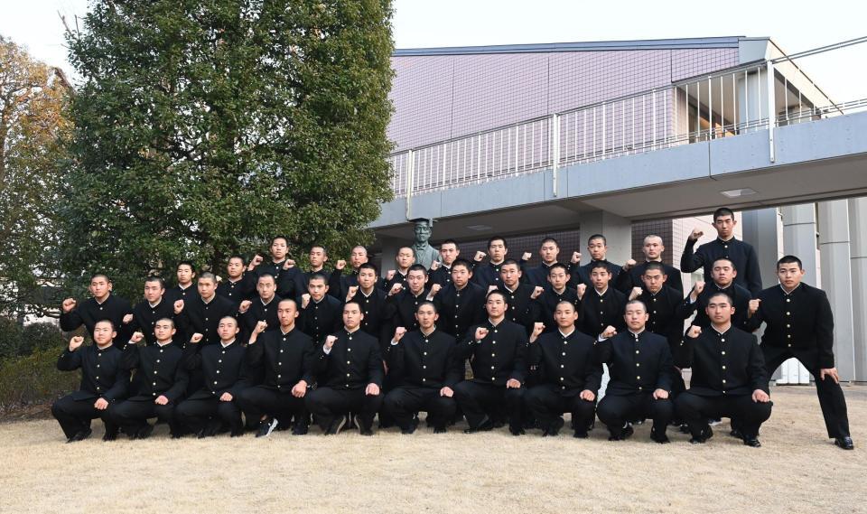 　センバツ出場を決め記念写真に収まる早実ナイン（撮影・園田高夫）