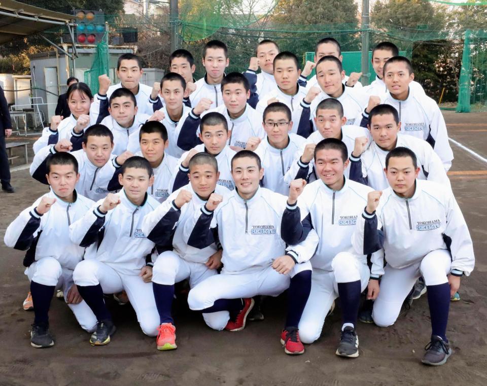 　２１世紀枠で初の甲子園出場を決めた横浜清陵の選手ら