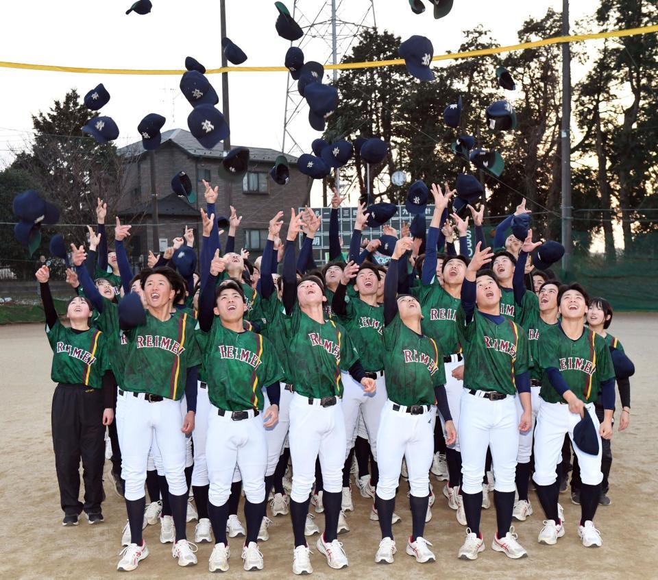 センバツ出場が決まり喜びを爆発させる千葉黎明の選手（撮影・佐藤厚）