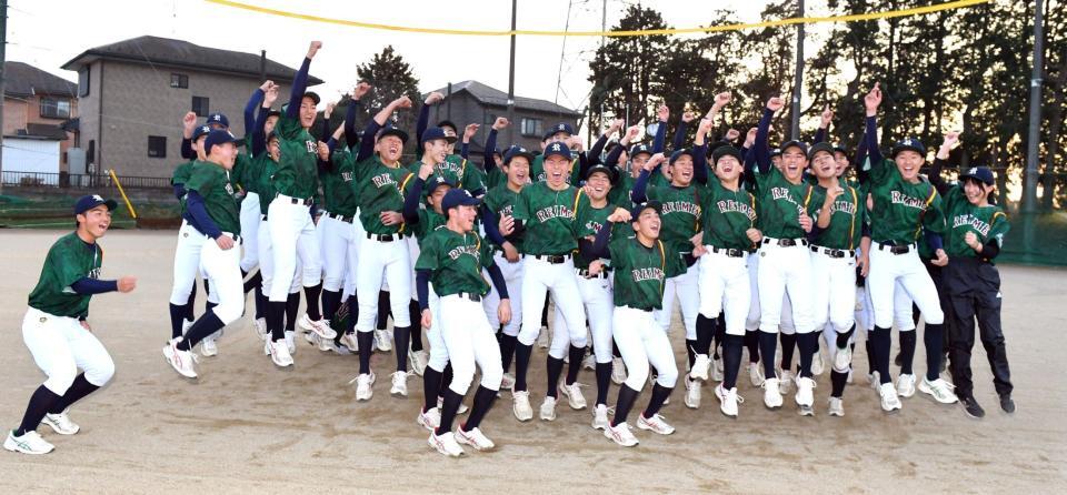 　センバツ出場が決まり喜びを爆発させる千葉黎明の選手（撮影・佐藤厚）