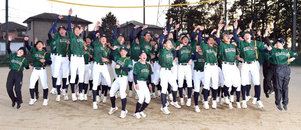 　センバツ出場が決まり喜びを爆発させる千葉黎明の選手（撮影・佐藤厚）