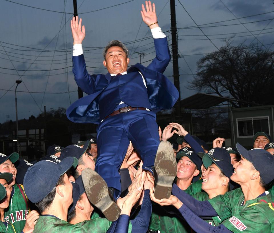 　選手の手で宙に舞う千葉黎明・中野大地監督（撮影・佐藤厚）