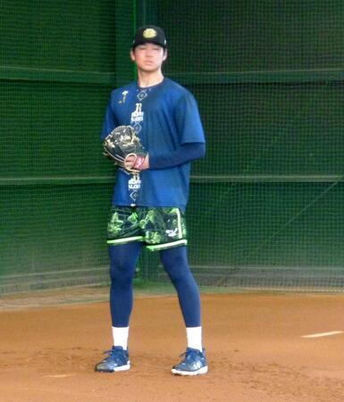 　ブルペンで投球練習した山下