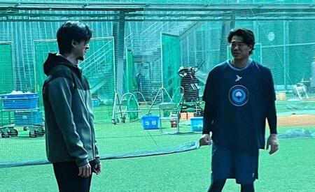 　上茶谷と言葉をかわす上沢（撮影・北村孝紀）