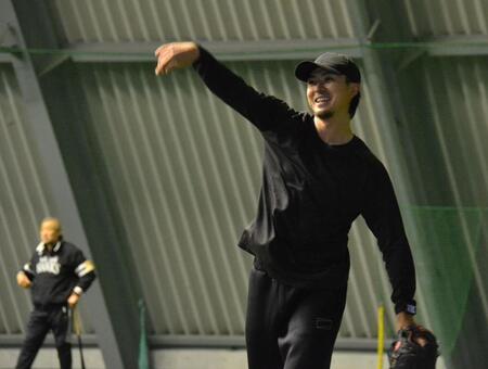 キャッチボールをする上沢