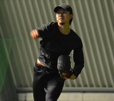 キャッチボールをする上沢