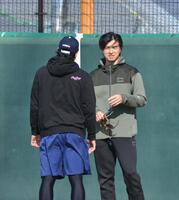 上茶谷（手前）と談笑する上沢