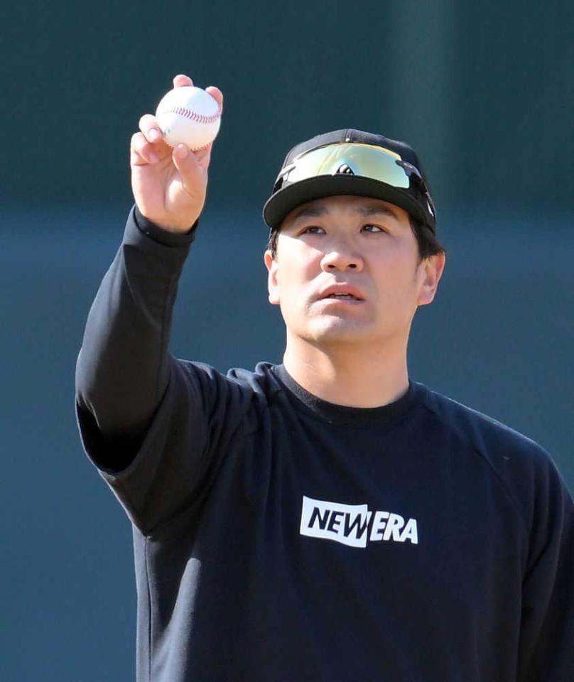 　ボールの握りを確認する田中将