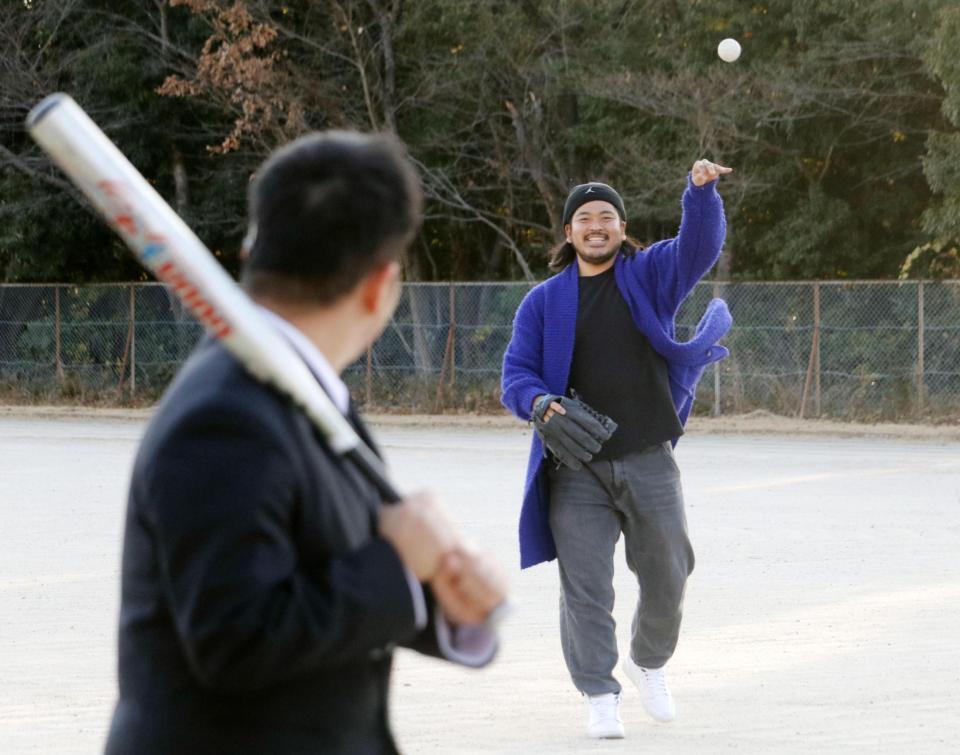 　名古屋聾学校の生徒と野球を楽しむ福