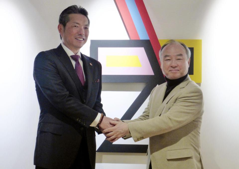 　孫正義オーナー（右）と握手する小久保監督