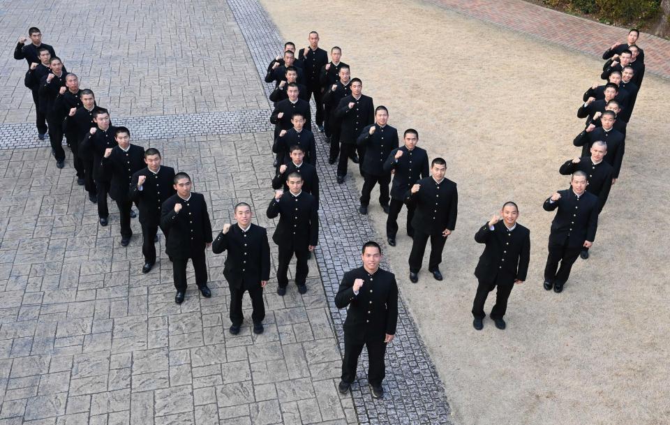 　キャプテンの中村（中央手前）を中心にＷの人文字を作る早実ナイン（撮影・園田高夫）