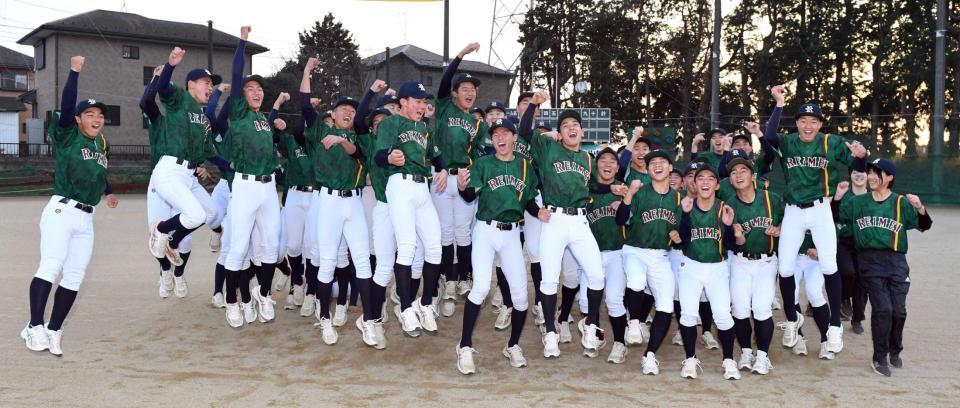 　センバツ出場が決まり喜びを爆発させる千葉黎明の選手ら（撮影・佐藤厚）