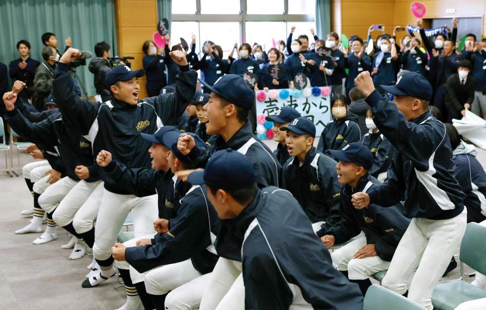 　２１世紀枠で選抜高校野球大会への出場が決まり、喜ぶ壱岐の選手たち