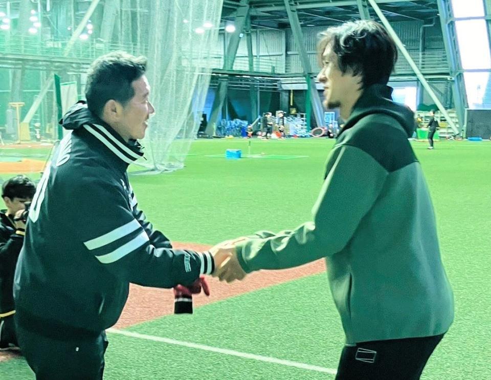 　倉野投手コーチと握手をかわす上沢（撮影・北村孝紀）