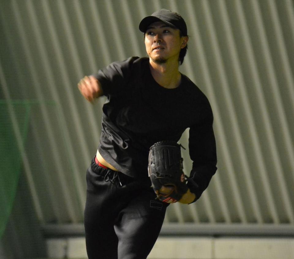 キャッチボールをする上沢