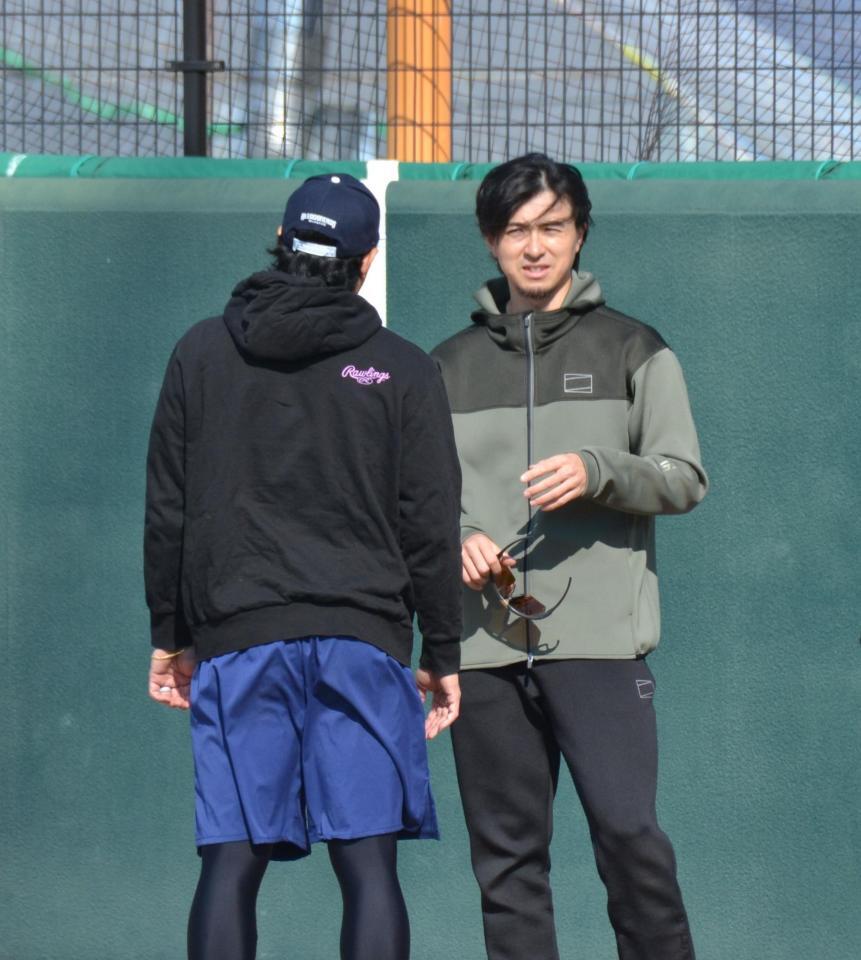 上茶谷（手前）と談笑する上沢