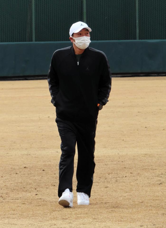 　ジャイアンツ球場での自主トレを視察し、選手たちの動きを見つめる阿部監督