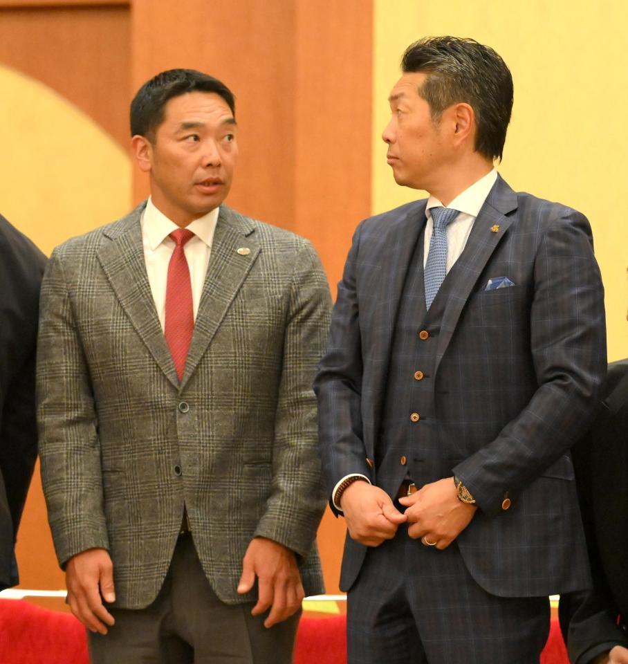 　小久保監督（右）と会話する阿部監督＝２０日