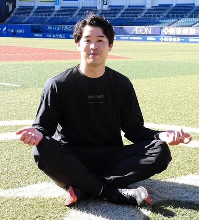 種市が自主トレを公開、日課の“瞑想”のポーズを披露