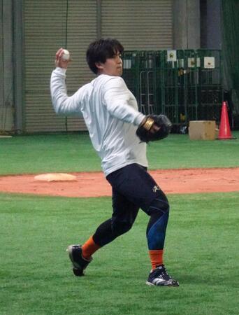 キャッチボールする東