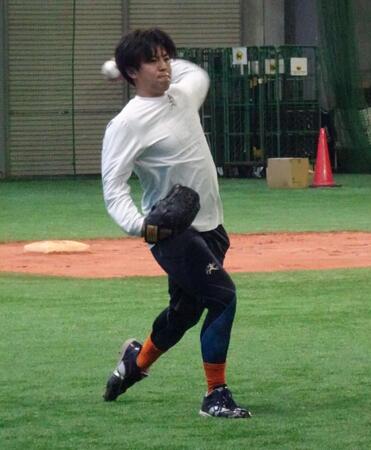 キャッチボールする東