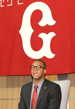 　入団会見するマルティネス（撮影・西岡正）