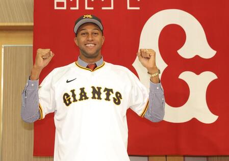 　笑顔でガッツポーズのマルティネス（撮影・西岡正）