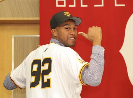 　背番号を披露するマルティネス（撮影・西岡正）