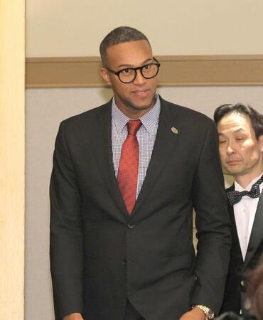 　会見に臨むマルティネス（撮影・西岡正）