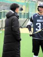 青木ＧＭ特別補佐（左）と話をするモイセエフ