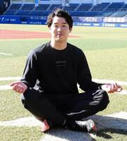 種市が自主トレを公開、日課の“瞑想”のポーズを披露