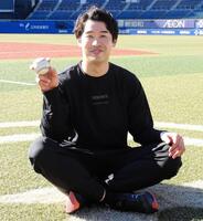 種市が自主トレを公開、改良型フォークの握りを披露