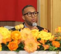 　入団会見するマルティネス（撮影・西岡正）