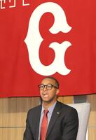 　入団会見するマルティネス（撮影・西岡正）