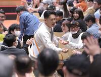 　客席を通ってステージに向かう田中将（中央）＝撮影・西岡正