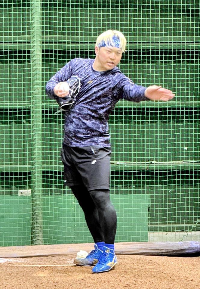 　ブルペン入りした生田目