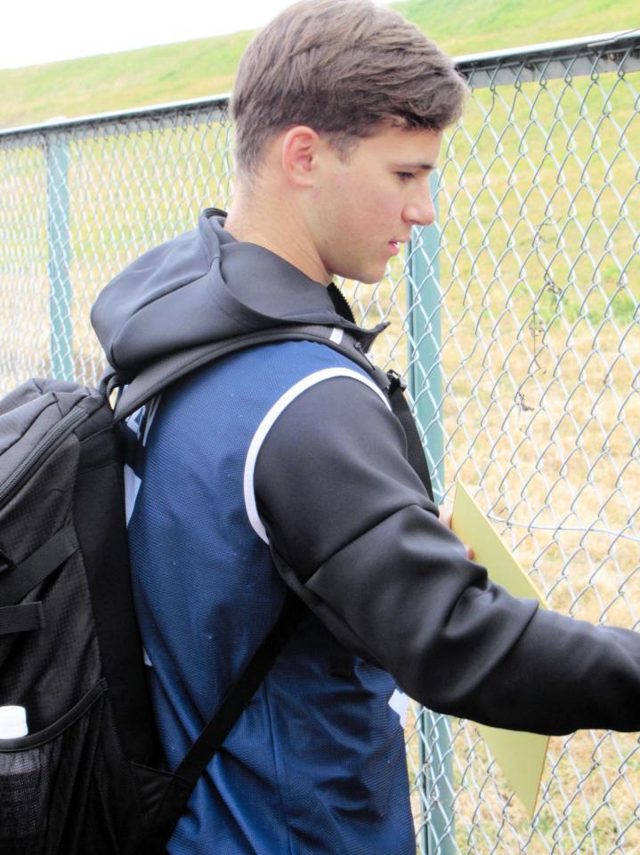 ファンにサインをするモイセエフ