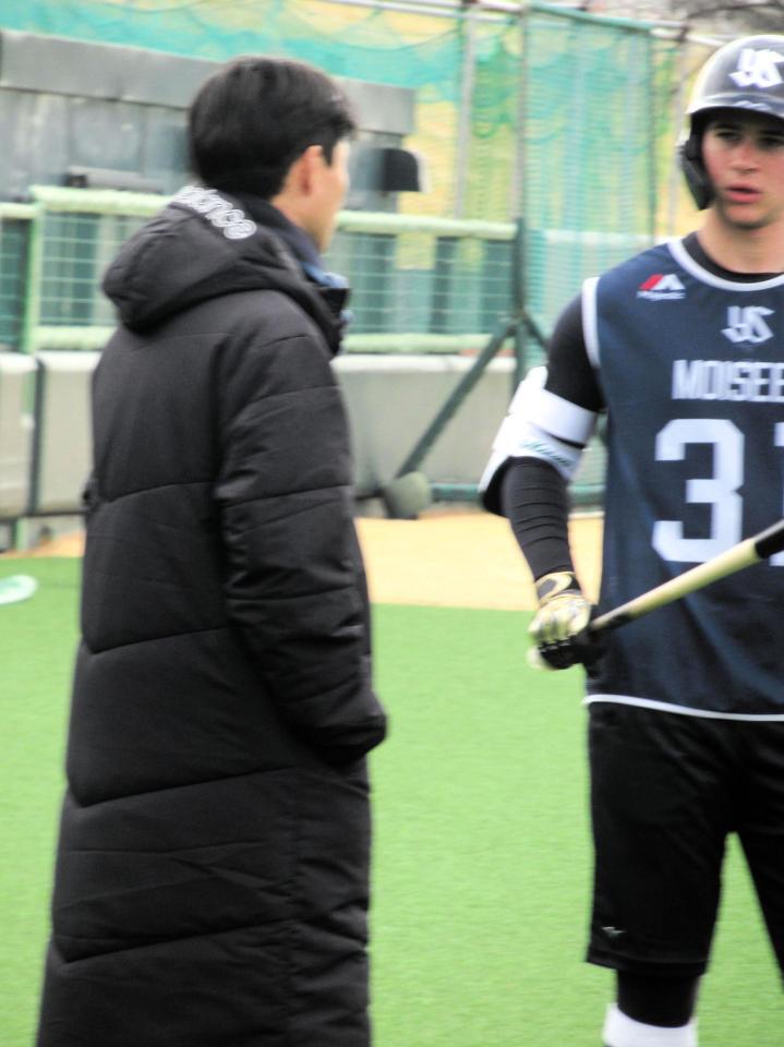 青木ＧＭ特別補佐（左）と話をするモイセエフ